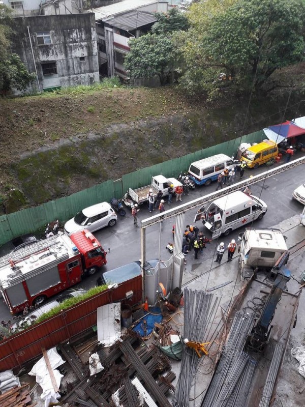 台北市木柵今日上午發生工地意外,疑似有貨車司機不幸被砸到後命危送醫。(圖擷自「爆料公社」臉書粉絲團)