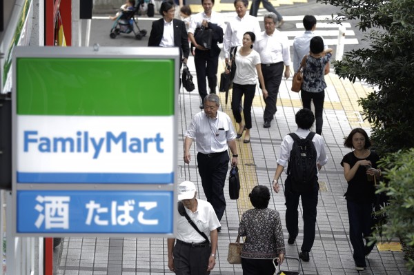 全家便利商店（FamilyMart）在日本全國約1萬8千店的店舖，員工約有20萬人，其中約1萬人的外國員工。（彭博）