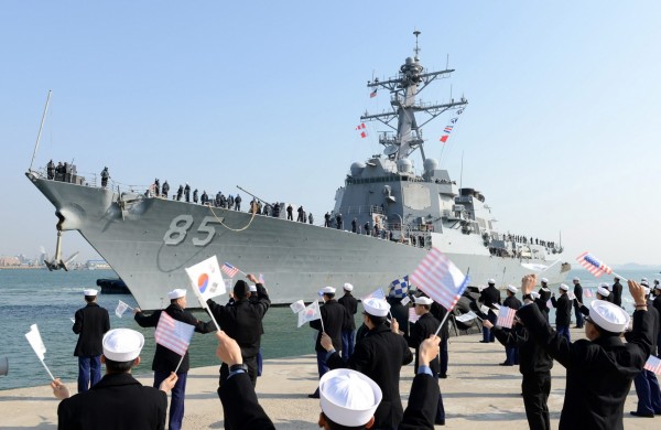 美国导弹驱逐舰麦坎贝尔号(USS McCampbell )在日本海航行,由于该海域是俄罗斯与日本主权争议之处,势必会让俄国感到不满。(欧新社)