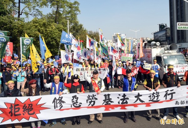 時代力量、社民黨及勞工、學生團體認為勞基法修惡,現已著手整合不同版本的《勞基法》複決公投提案,欲在年底「公投綁大選」翻案。(資料照,記者張忠義攝)