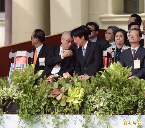 國民黨主席吳敦義與行政院長賴清德交頭接耳。(記者黃耀徵攝)