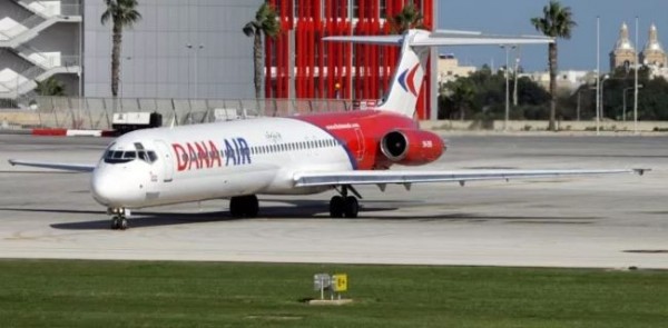 丹納航空一架飛機在落地後,逃生門竟「飛走」,所幸機上人員都安全。(圖翻攝自推特)