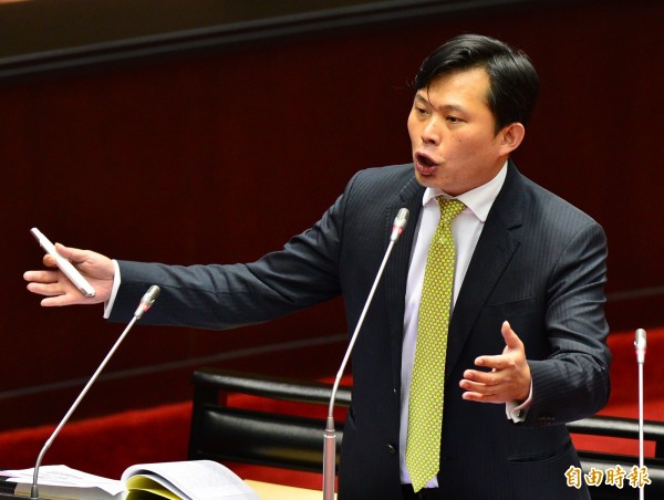 行政院今天公布促轉會主委由前監委黃煌雄擔任，立委黃國昌批評，「化妝可以化到這麼墮落地步，也是讓人嘆為觀止」。（資料照）