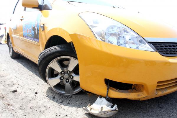 遭劫計程車右前輪爆胎,被歹徒棄置在偏僻的產業道路。(記者蔡宗勳攝) 遭劫計程車右前輪爆胎,被歹徒棄置在偏僻的產業道路。(記者蔡宗勳攝)