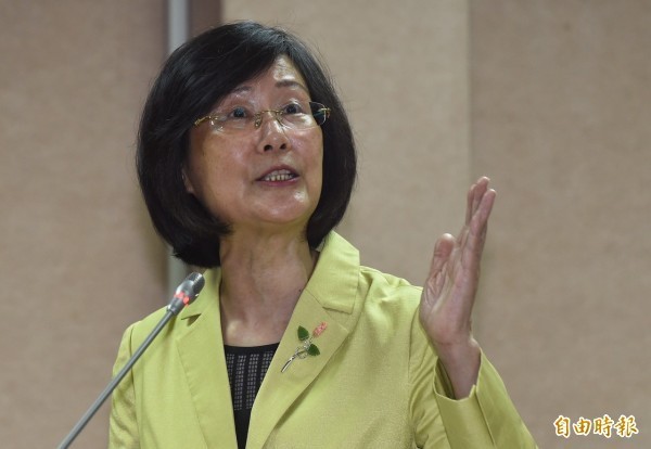 尤美女詢問羅瑩雪:「為什麼泰國人可以回泰國?台灣人不能回台灣?」羅瑩雪卻答非所問:「因為泰國人只會講泰國話。」(記者劉信德攝)
