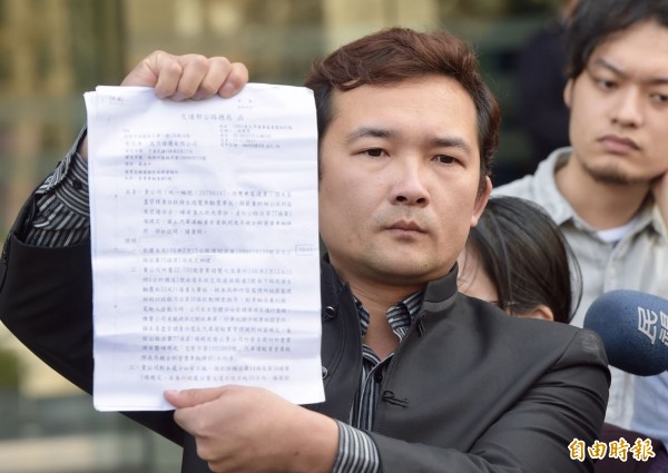 友力通運公司因遭交通部撤銷營業執照,導致司機無法出車,所屬司機17日下午前往交通部抗議,司機邱建增受訪時出示交通部之公文。(記者黃耀徵攝)