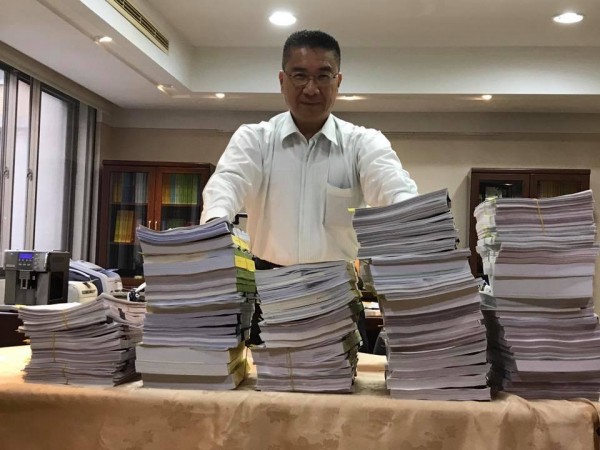 徐國勇與前瞻資料合照,強調資料不只1張紙。(圖擷自臉書)