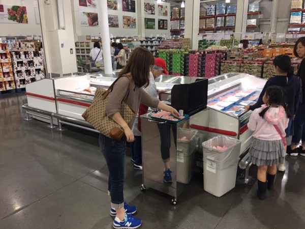 網友指出:「試吃好幾攤,試吃人員一直要我拿多一些、不要客氣,這在台灣應該不可能。」(圖擷取自臉書社團「COSTCO好市多消費經驗分享區」)