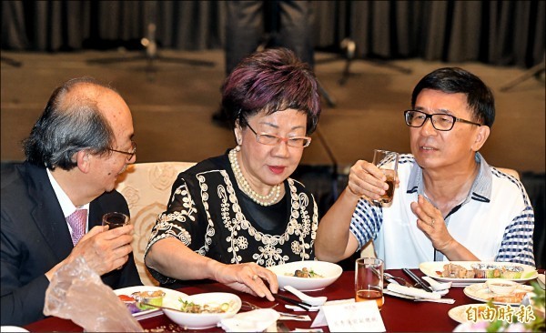 凱達格蘭基金會昨舉辦感恩募款餐會,前總統陳水扁參加。(記者簡榮豐攝)