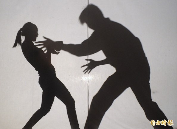 澳洲雪梨一名45歲男子,為了性侵繼女,竟數度在老婆的飲料中下藥將其迷昏。情境照。(資料照,記者廖振輝攝)