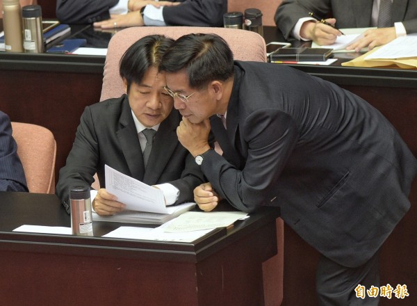 行政院長賴清德(左)今日出席立法院施政總質詢,和教育部長潘文忠(右)交換意見。(記者張嘉明攝)