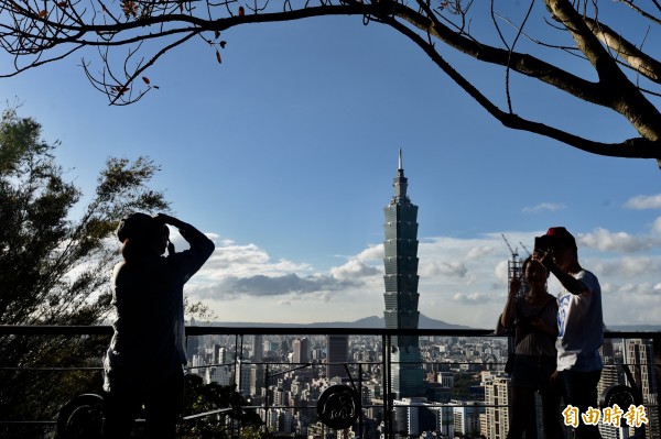 今天氣溫與昨天相差不多,白天高溫介於24至26度間,但清晨各地氣溫仍偏低,約15到18度,日夜溫差較大。(資料照,記者簡榮豐攝)