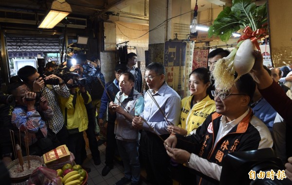 台北市长柯文哲今天(23日)至松江市场扫街拜票,争取民众支持。(记者罗沛德摄)
