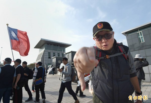 逾50名退伍軍人不滿蔡英文政府年金改革方案,聚集在國防部大門口抗議。(記者方賓照攝)