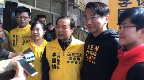 時代力量今在台中市中西區成立服務處,並找來前民進黨籍吉龍里長李國禎擔任主任,時力立委徐永明表示並非挖牆腳。(圖翻攝自徐永明臉書直播影片)