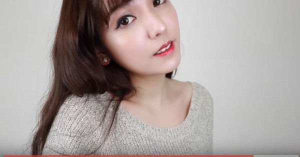 美妝影音部落客Gina,被網友選為可信度100%美妝Youtuber之一。(圖擷取自Youtube)
