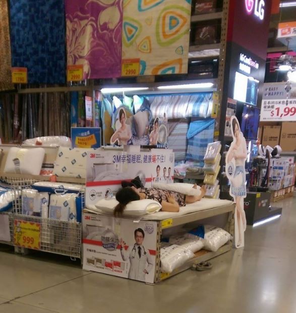 女子躺在賣場展示用的床墊上,似乎非常舒適。(擷取自爆料公社)