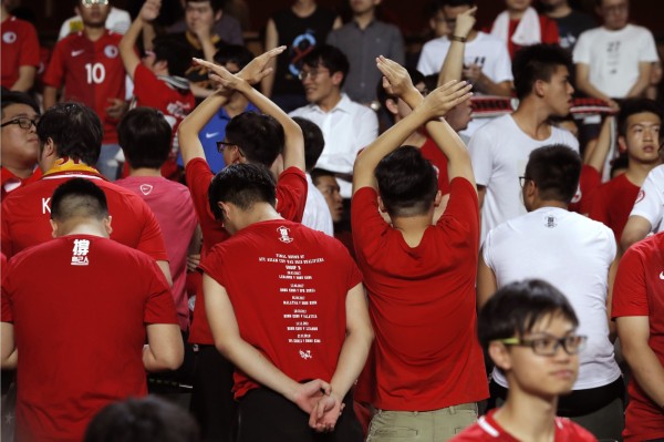 中國國歌響起時，約有百位球迷轉身背對球場，全程發出噓聲。（美聯社）