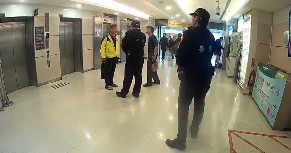 李永得著夾腳拖在台北轉運站被攔查。(資料照,記者鄭景議翻攝)