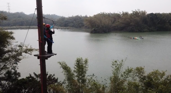 從10公尺高的平台沿著鋼索滑衝到湖上平台，可飽覽尖山埤水庫的湖上風光。（Outward Bound Taiwan提供）