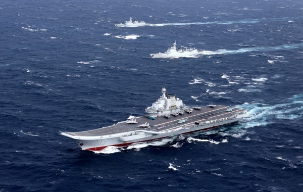 中國航母遼寧號艦隊11日駛過台灣海峽。(路透資料照)