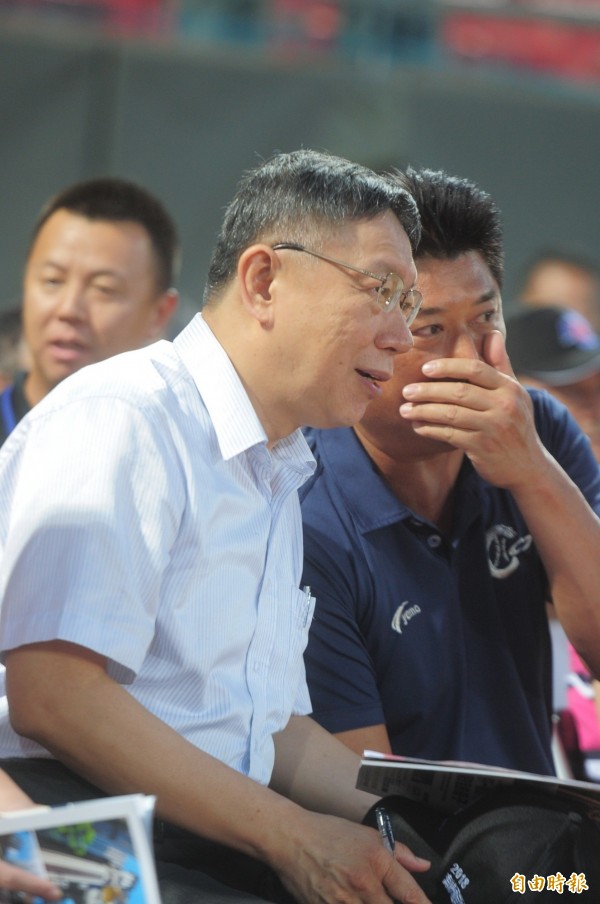 据说,台北市长柯文哲(左)拉拢议员,最爱用英文轻声说「What can I do for You」(我可以帮你什么)?图右为中华棒球协会理事长辜仲谅。(资料照,记者王艺菘摄)