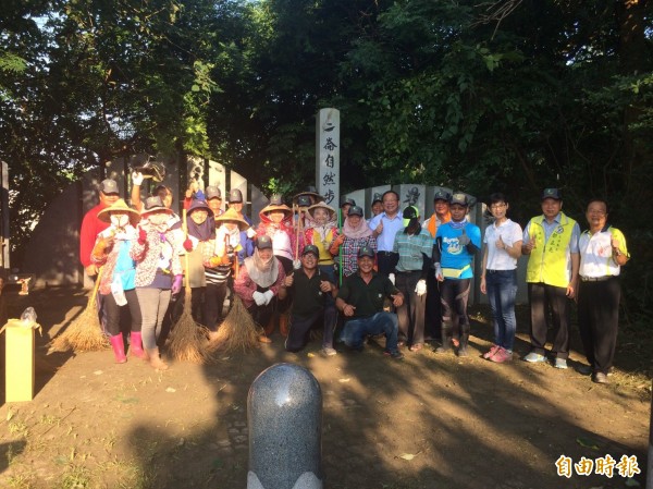 二崙四番地社區志工整理自然步道環境。(記者廖淑玲攝)