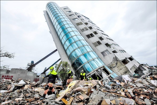 花蓮地震造成花蓮四棟大樓傾塌，還有7名入住雲門翠堤大樓漂亮生活旅店旅客失聯中。（法新社﹜