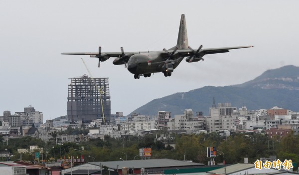 新加坡空軍C-130運輸機,載送救援物資至空軍花蓮基地,降落時正好經過國盛六街大樓傾倒災區。(記者游太郎攝)