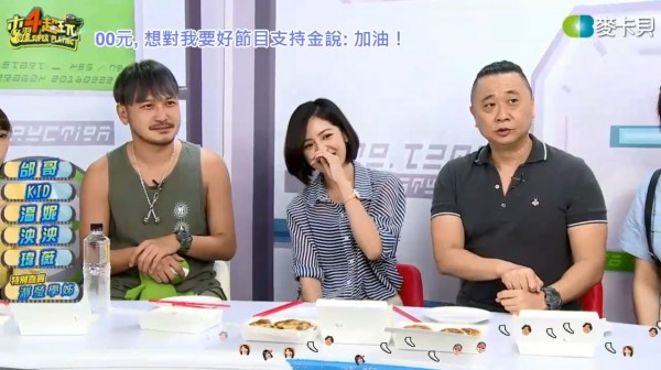 台北市長柯文哲近期內現身網路節目《木曜4超玩》,當時在節目中擔任邰智源助手的「學姐」黃瀞瑩,今(12)日再度現身直播現場。(圖擷取自《木曜4超玩》)