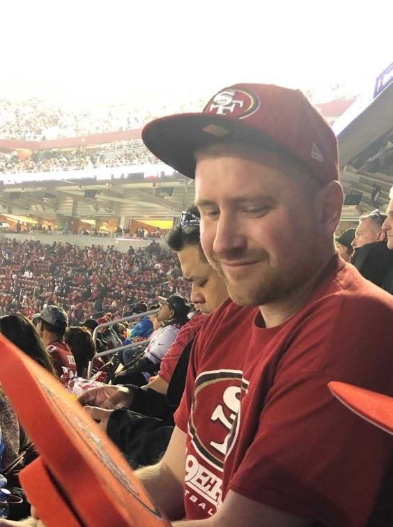 美国32岁退伍军人鲍尔斯(Ian Powers),到加州李维斯球场观看NFL比赛时,尿急跑去找厕所就此失踪,过了几天竟在3.2公里外的水域发现他的浮尸。(图撷自@SantaClaraPD推特)