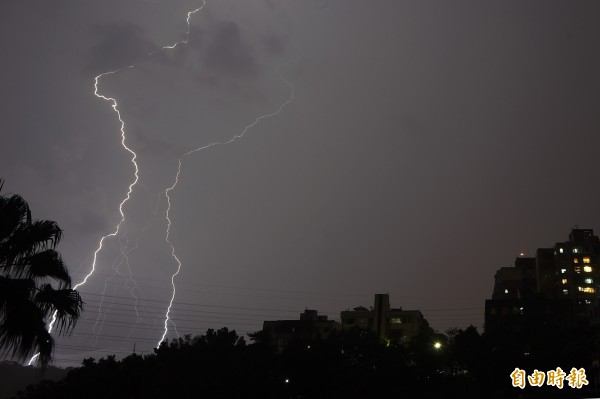 發布大雨特報地區的民眾請注意瞬間大雨、雷擊及強陣風；而近期連日降雨，山區請慎防發生坍方及落石，低窪地區的民眾請慎防淹水，若前往山區活動也需特別注意天氣變化。（資料照）