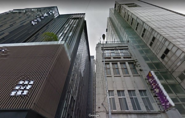 KTV後陽台與比鄰的旅店僅有10公尺,且旅店的窗簾透光,能夠從KTV清晰看到男女激情大戰的畫面。(圖擷取自Google地圖)