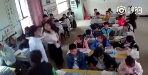 中國1名女老師課堂甩學生巴掌。(圖擷取自YouTube)
