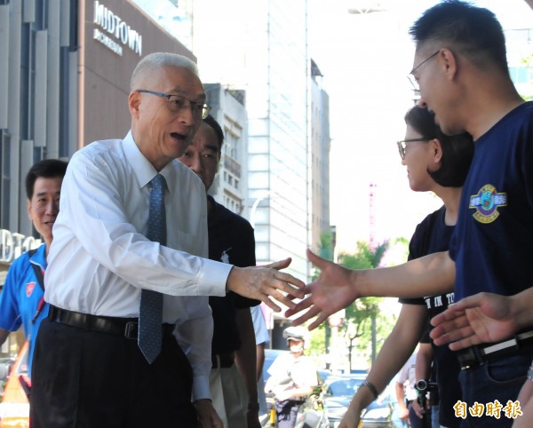 國民黨黨主席吳敦義（圖左）出席九三軍人節向軍人致敬活動。（記者王藝菘攝）