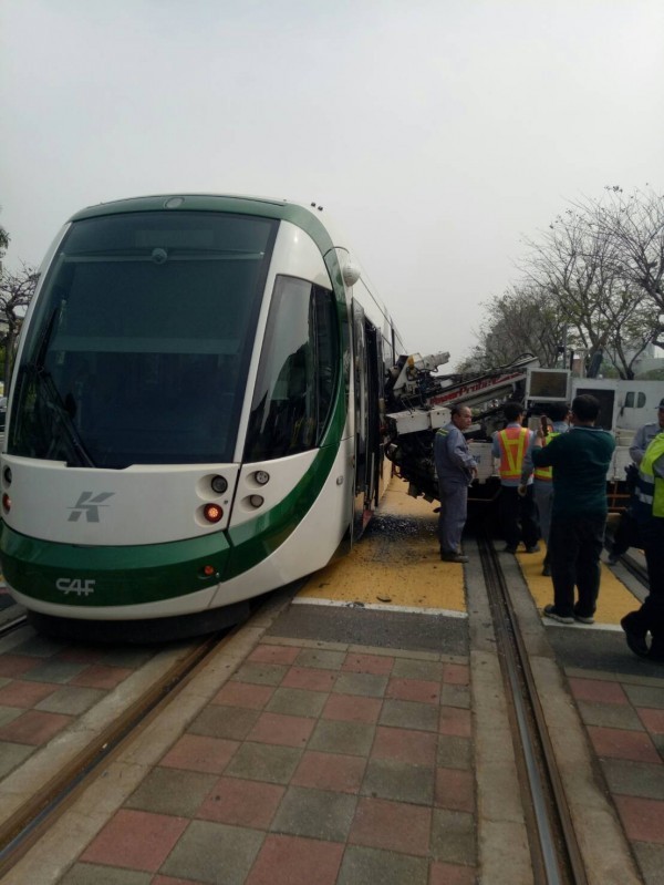 日前有輛貨車停在輕軌路口黃色區塊，貨車載運的機具撞破列車車門、車窗，還插入車廂。（資料照，記者黃旭磊翻攝）