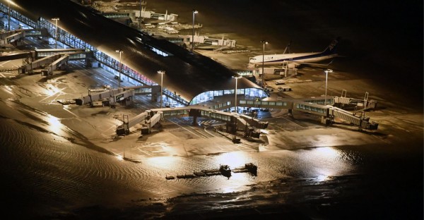 日本關西國際機場在燕子颱風過境後慘遭滅頂，目前處於停擺的狀態，不僅聯外橋梁被油輪撞斷，截至今晚間機場仍在停電中。（美聯社）