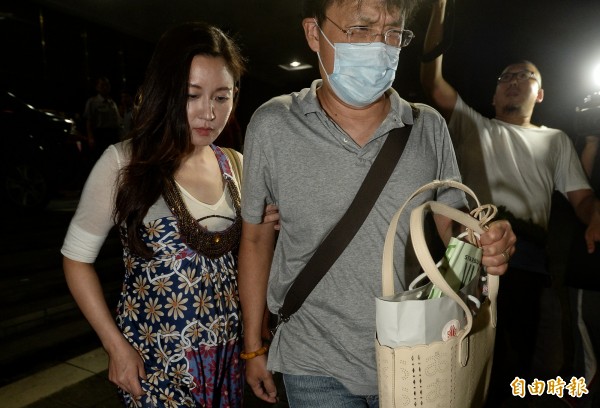 國民黨政策會執行長蔡正元妻子洪菱霙18日凌晨交保。(記者林正堃攝)