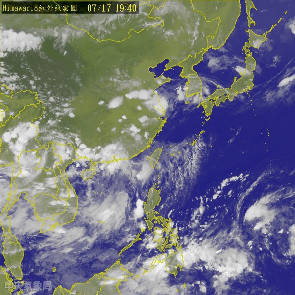中央氣象局指出,明天台灣附近水氣逐漸減少,低層環境風向以東南至偏南風為主,東南部地區及午後山區都要留意陣雨和雷雨。(翻攝自中央氣象局)