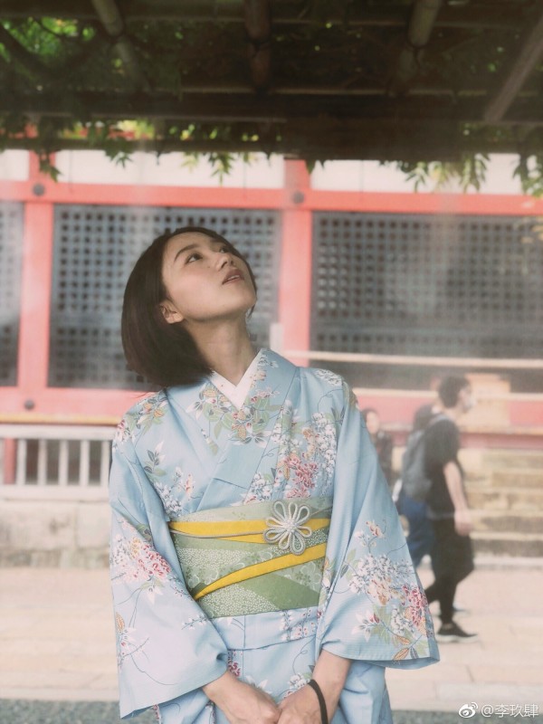 中国部落客李玖肆日前在日本京都,开心地穿和服拍照。(图翻摄自微博)