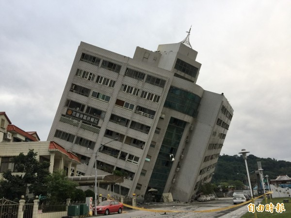 206花蓮地震造成花蓮市區4棟大樓嚴重傾斜，圖為雲門翠堤大樓，目前已拆除、夷為平地。（資料照）