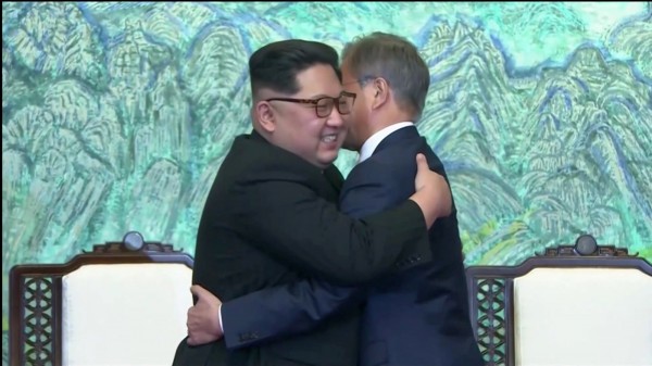 文在寅與金正恩在簽署和平宣言後，兩人互相擁抱。（路透）
    