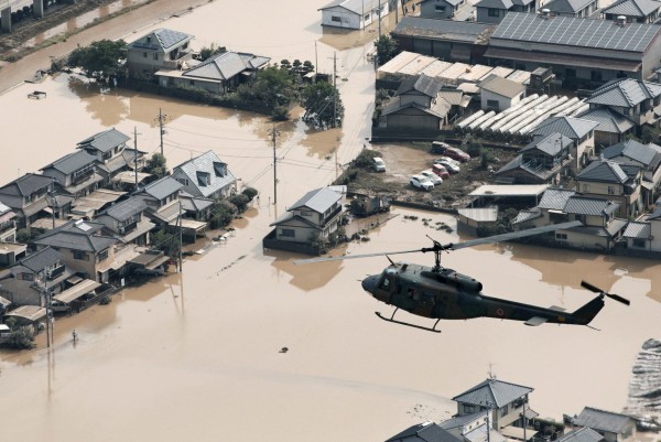日本西部暴雨造成嚴重災情,專家指出豪雨遭成淹水如此嚴重的原因,應該就是「回水現象」。(路透)