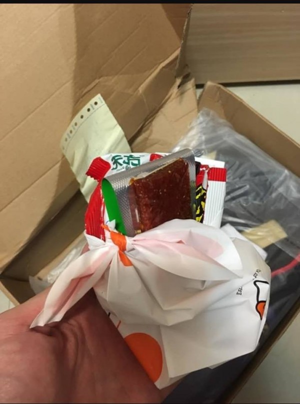 網友爆料，又有人發現有肉製品被藏在來自中國的網購商品包裹中。（圖擷取自爆怨公社）