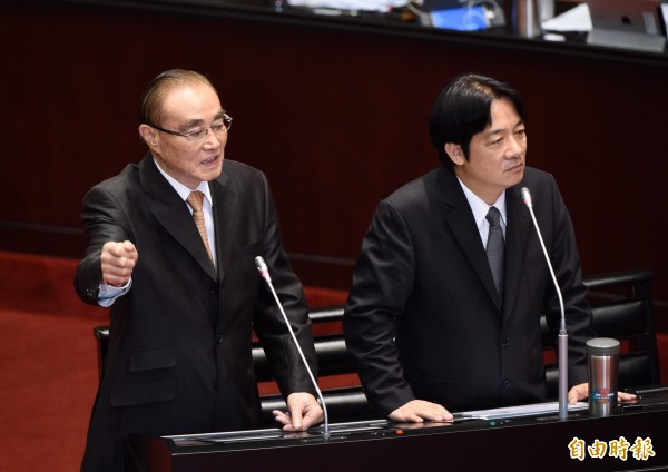 國防部長馮世寬(左起)、行政院長賴清德3日赴立法院院會,馮世寬答覆藍委賴士葆質詢時表示,國軍實力比以往大,「可撐不止兩週」。(記者羅沛德攝)