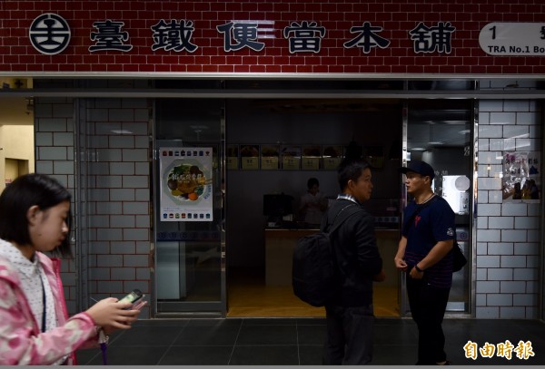 台北車站今天近中午時突停電,台鐵便當廚房沒電停擺,台鐵便當本舖2號店也黑漆漆。(記者簡榮豐攝)