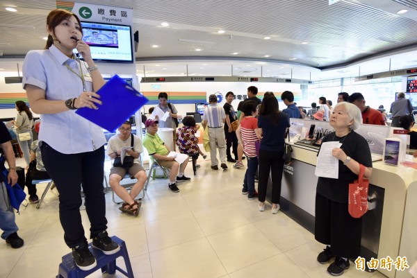 中華電信「499吃到飽之亂」將於15日劃下句點,14日中華電信台北南區服務中心仍湧入換約人潮。(記者簡榮豐攝)