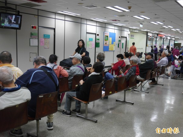 牛津醫學期刊刊登一項最新研究,提到60歲以上的年長者在屆齡80歲以前,恐至少被4種病痛纏身,圖與新聞無關。(資料照,記者林惠琴攝) 牛津醫學期刊刊登一項最新研究,提到60歲以上的年長者在屆齡80歲以前,恐至少被4種病痛纏身,圖與新聞無關。(資料照,記者林惠琴攝)
