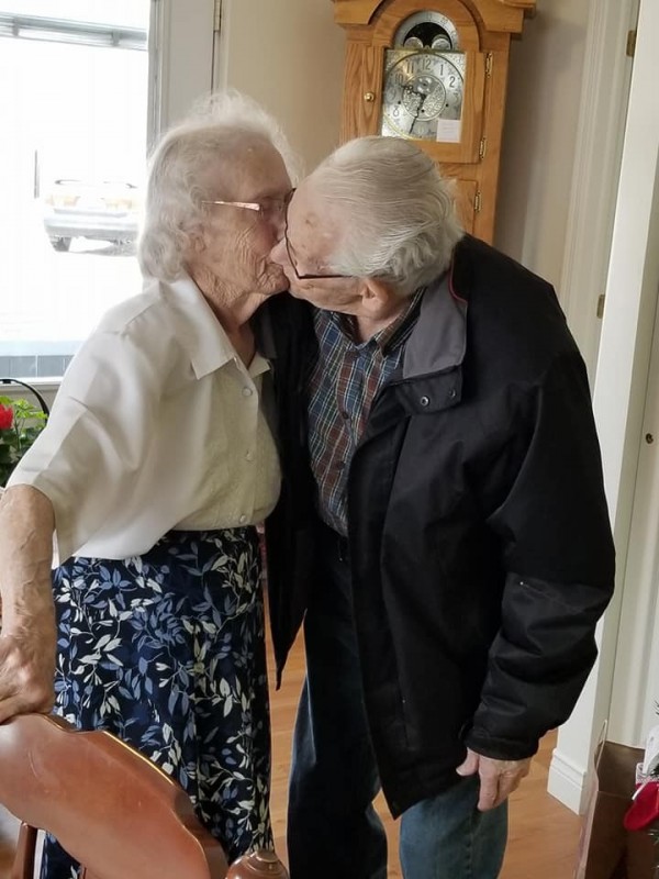 91歲的古丁與89歲妻子奧黛莉原本一同住在一家照護中心,近日卻突然被迫要分開過耶誕節。(圖擷自Dianne Goodine Phillips臉書) 91歲的古丁與89歲妻子奧黛莉原本一同住在一家照護中心,近日卻突然被迫要分開過耶誕節。(圖擷自Dianne Goodine Phillips臉書)