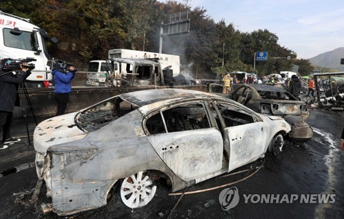 韓國慶尚南道昌原隧道附近，當地時間下午1時20分許，驚傳油罐車爆炸。（圖擷取自《韓聯社》）